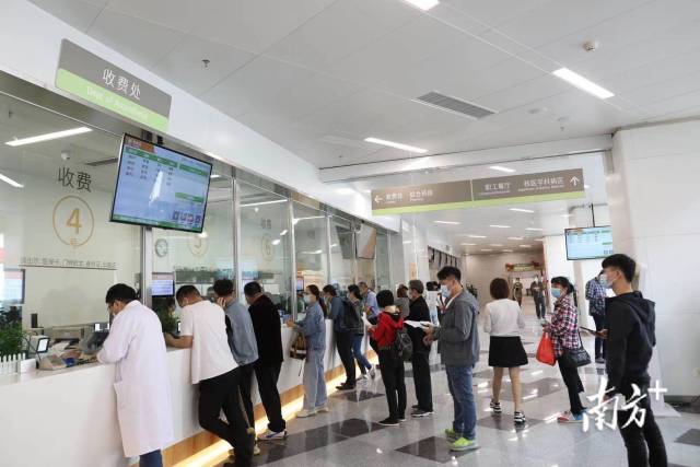 记着跟随中大肿瘤防治中心实验研究部副主任高嵩来到了华南肿瘤学国家重点实验室，高嵩介绍实验室现已开放八个多月，研究覆盖肿瘤预防、诊断和治疗的各个阶段。目前画面上显示的分别是肿瘤组织横切面和鼻咽癌细胞爬片。